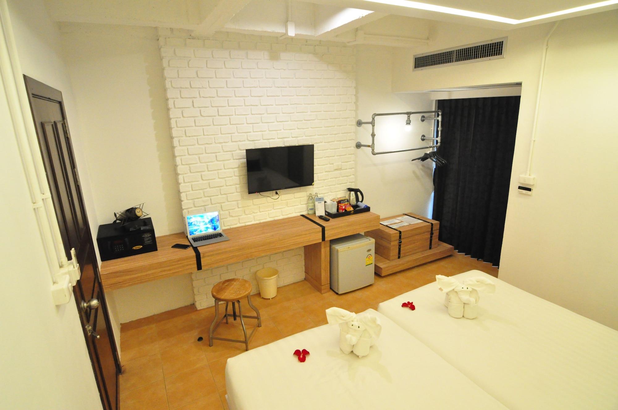 Forty Winks Phuket Hotel Patong Екстериор снимка