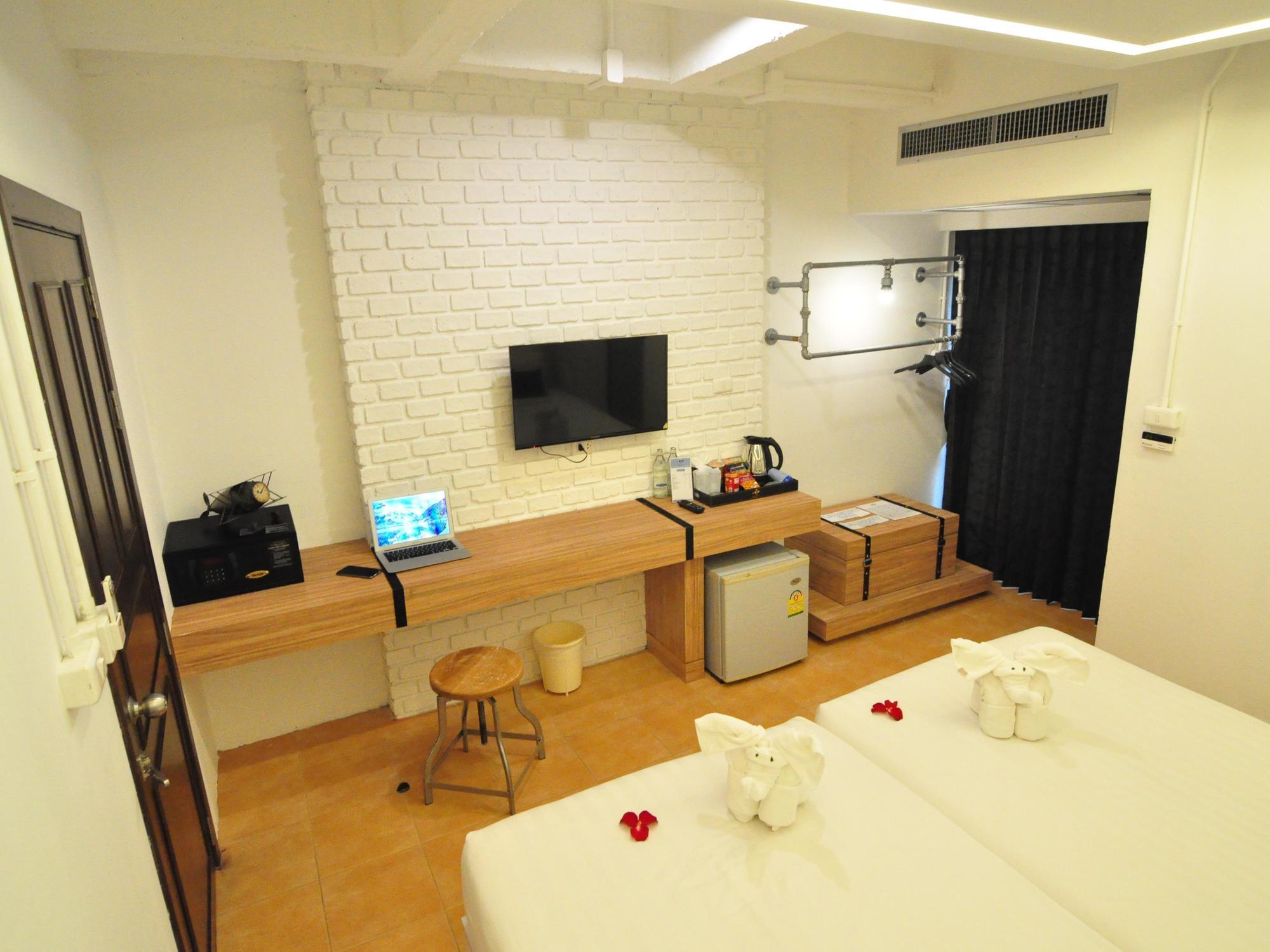 Forty Winks Phuket Hotel Patong Екстериор снимка