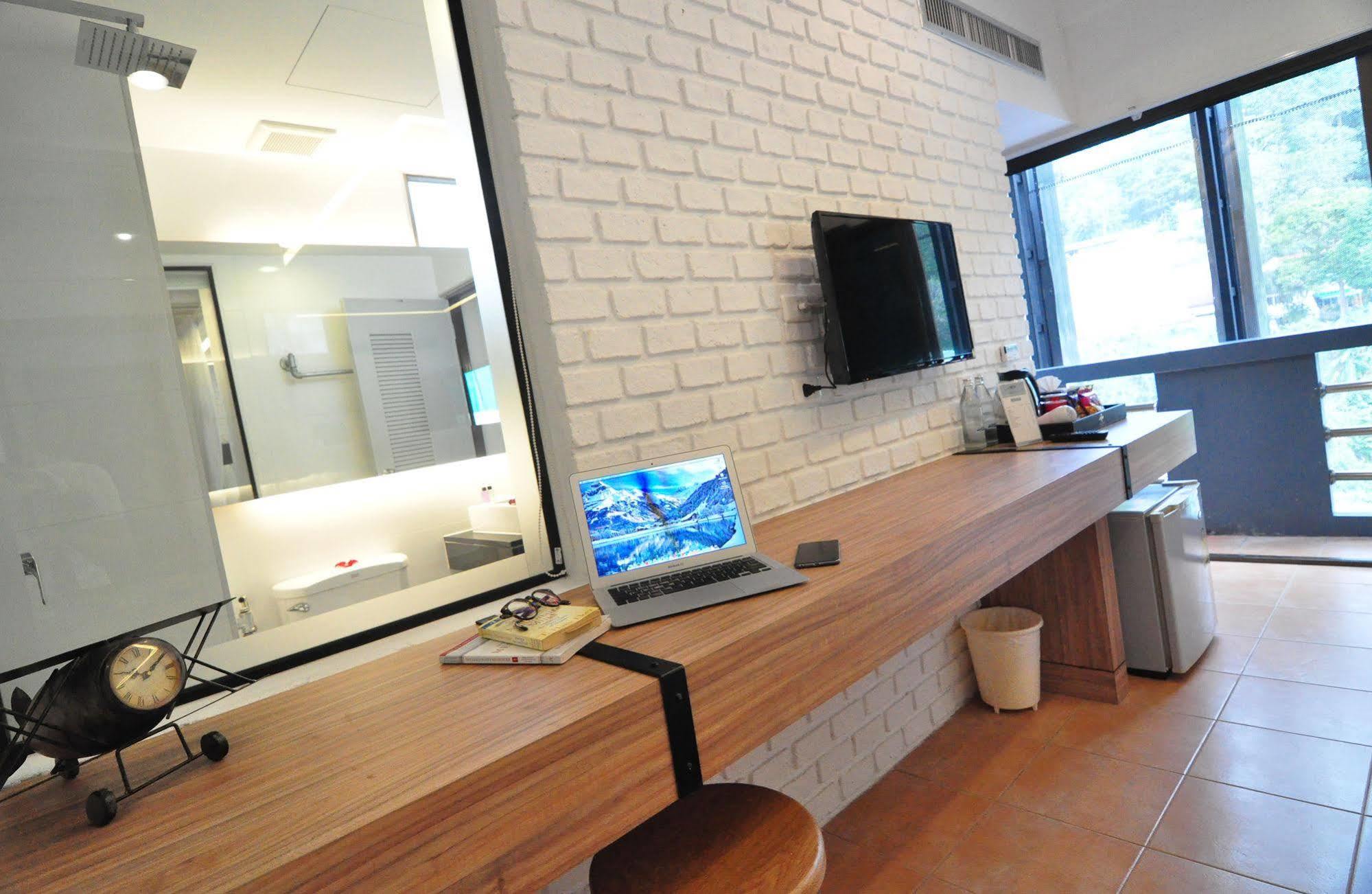 Forty Winks Phuket Hotel Patong Екстериор снимка